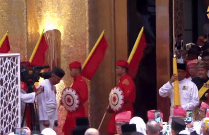 Cận cảnh đám cưới thế kỷ của Hoàng tử tỷ đô Brunei: Dát vàng thể hiện đẳng cấp, cô dâu đẹp lộng lẫy chiếm spotlight - Ảnh 2.