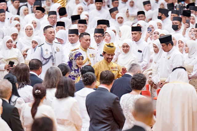 Cận cảnh đám cưới trăm tuổi của Hoàng tử tỷ đô Brunei: Mạ vàng thể hiện đẳng cấp, cô dâu lộng lẫy chiếm spotlight