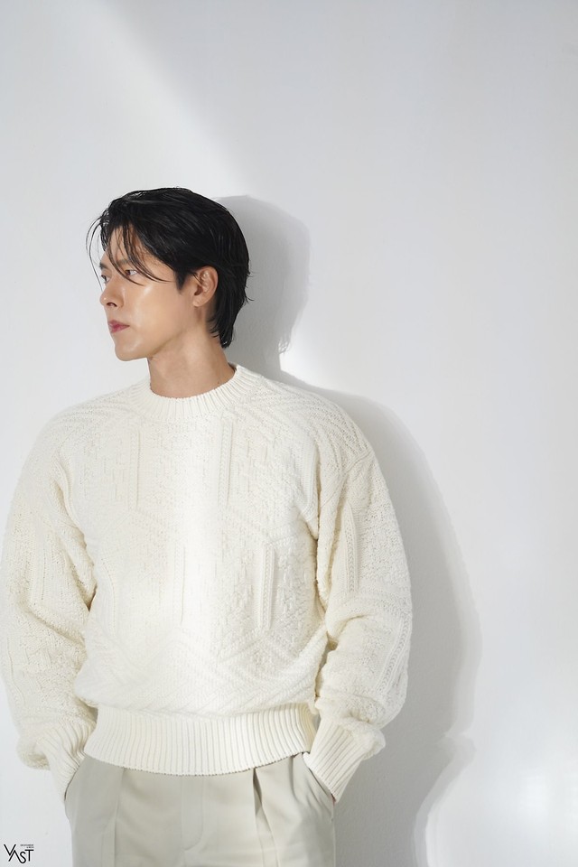 Hyun Bin tái xuất với bộ ảnh đầu năm mới, ngoại hình sau thời gian ở ẩn chăm con khiến công chúng xuýt xoa - Ảnh 5.