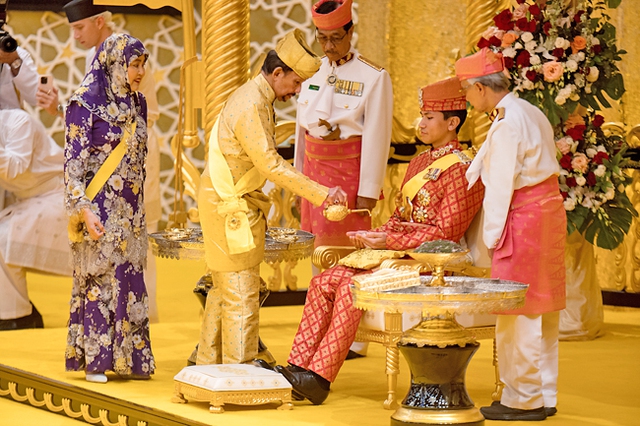 Cận cảnh đám cưới thế kỷ của Hoàng tử tỷ đô Brunei: Dát vàng thể hiện đẳng cấp, cô dâu đẹp lộng lẫy chiếm spotlight - Ảnh 6.