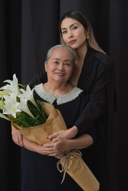 Câu chuyện đặc biệt ẩn sau chiếc đĩa gia bảo có tuổi đời vài thập kỷ trong BST gốm sứ đỉnh cao của Tăng Thanh Hà - Ảnh 4. Câu chuyện đặc biệt ẩn sau chiếc đĩa gia bảo có tuổi đời vài thập kỷ trong BST gốm sứ đỉnh cao của Tăng Thanh Hà - Ảnh 4.