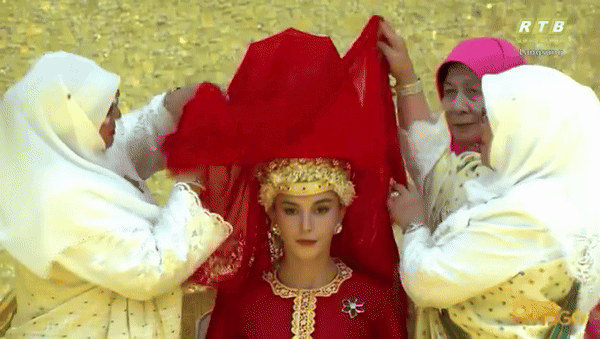 Cận cảnh đám cưới thế kỷ của Hoàng tử tỷ đô Brunei: Dát vàng thể hiện đẳng cấp, cô dâu đẹp lộng lẫy chiếm spotlight - Ảnh 3.