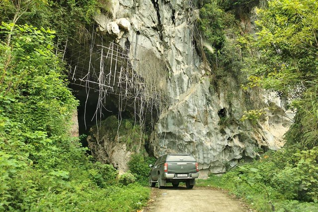 Hang động trong núi ở nơi cách Hà Nội hơn 100km, du khách nhận xét tới đây ngỡ như đi xuống địa ngục - Ảnh 1.