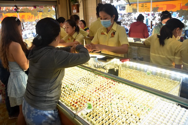 Giá vàng hôm nay, 12-1: Liên tục gây bất ngờ - Ảnh 1.