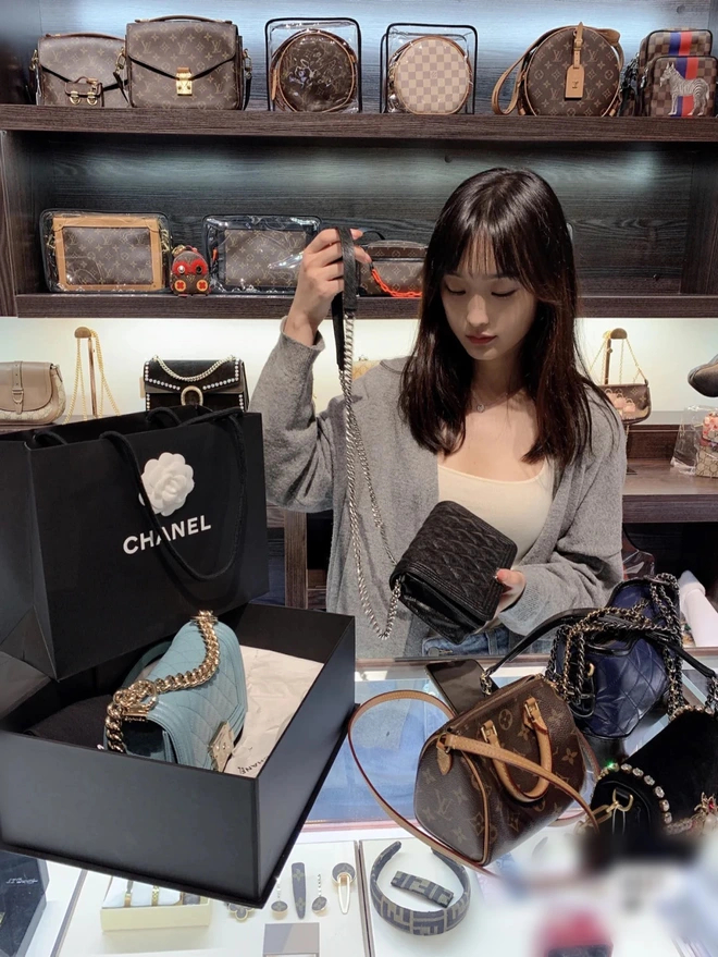 &ldquo;Những con nợ mặc Chanel&rdquo;: Thanh ni&ecirc;n đốt tiền cho đồ hiệu v&igrave; chưa bao giờ vay ng&acirc;n h&agrave;ng lại dễ đến thế - Ảnh 1.