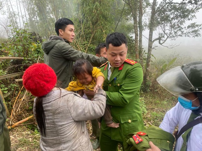 Ly kỳ chuyện bé gái 2 tuổi mất tích 31 giờ trong rừng rậm Nghệ An - Ảnh 1.