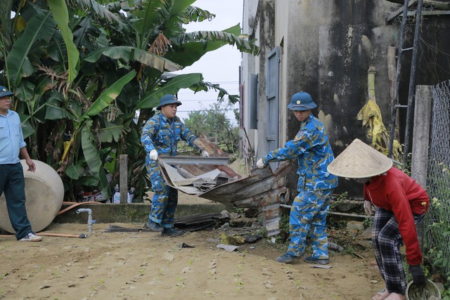 Vụ máy bay rơi ở Quảng Nam: Sư đoàn 372 sửa nhà cho dân - Ảnh 13.