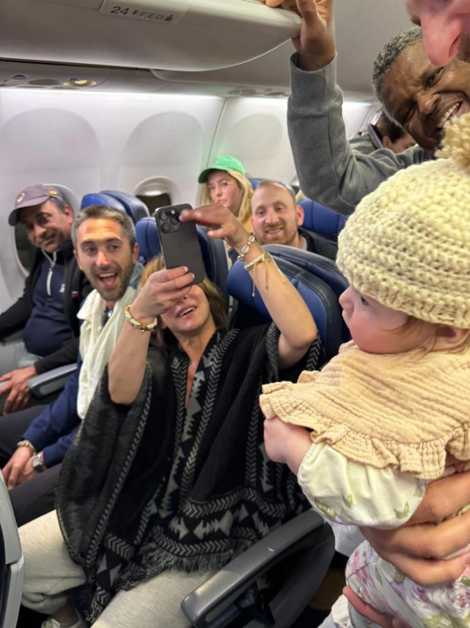 Trố mắt nhìn người phụ nữ đan len thoăn thoắt trên chuyến bay, bé gái 5 tháng tuổi nhận cái kết 'cưng xỉu' khiến tất cả hành khách ngỡ ngàng