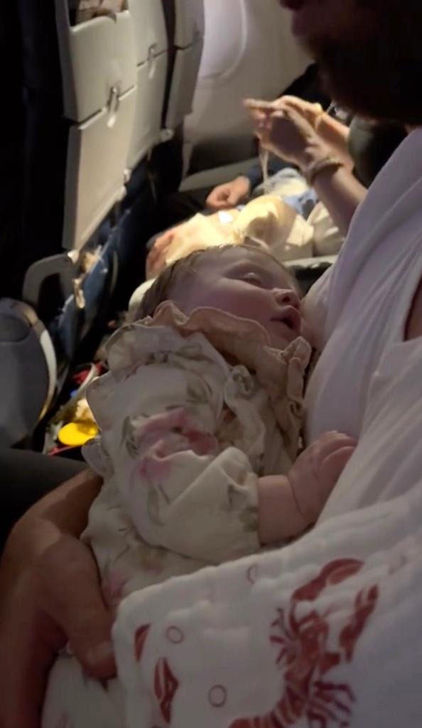 Trố mắt nhìn người phụ nữ đan len thoăn thoắt trên chuyến bay, bé gái 5 tháng tuổi nhận cái kết 'cưng xỉu' khiến tất cả hành khách ngỡ ngàng