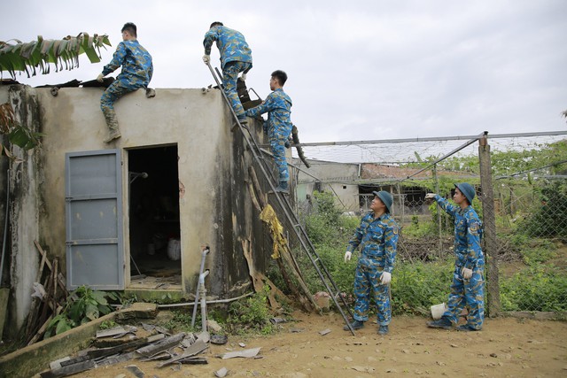 Vụ máy bay rơi ở Quảng Nam: Sư đoàn 372 sửa nhà cho dân - Ảnh 10.