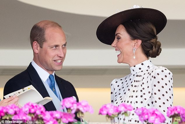 Những bức ảnh hơn vạn lời nói cho thấy tình yêu thương của William dành cho Kate, sự dịu dàng không từ nào tả hết - Ảnh 6.