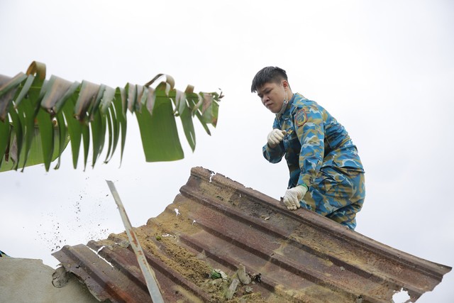 Vụ máy bay rơi ở Quảng Nam: Sư đoàn 372 sửa nhà cho dân - Ảnh 7.