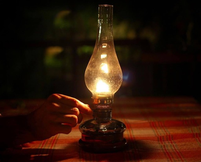 Ban thờ nên đặt đèn dầu hay thắp đèn điện sẽ TỐT hơn: Câu trả lời nằm ở đây! - Ảnh 1.