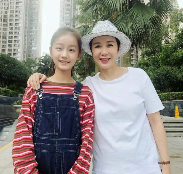 Con gái Triệu Vy giờ đã 16 tuổi, vẫn xinh đẹp hệt lúc nhỏ: Lộ 1 chi tiết cho thấy gia đình dạy rất khéo - Ảnh 3.