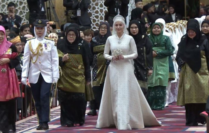 Cô dâu của hoàng tử 'hot' nhất châu Á lại gây sốt trong dáng vẻ yêu kiều, hôn lễ xa hoa tổ chức trong cung điện dát vàng 1.800 phòng