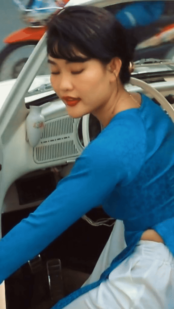 Clip 30s đưa netizen xuyên không về Tết năm một nghìn chín trăm hồi đó, visual diện áo dài của nữ chính gây sốt - Ảnh 4. Clip 30s đưa netizen xuyên không về Tết năm một nghìn chín trăm hồi đó, visual diện áo dài của nữ chính gây sốt - Ảnh 4.