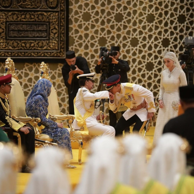Cô dâu của hoàng tử 'hot' nhất châu Á lại gây sốt trong dáng vẻ yêu kiều, hôn lễ xa hoa tổ chức trong cung điện dát vàng 1.800 phòng