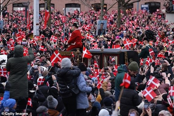 Nữ vương Đan Mạch rơi nước mắt chính thức thoái vị nhường ngôi cho con trai, khoảnh khắc xúc động những giờ cuối tại vị khiến dân chúng nhói lòng - Ảnh 3.