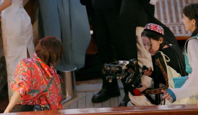 Địch Lệ Nhiệt Ba bị b&oacute;c giả tạo tr&ecirc;n show Hoa tỷ đệ: L&agrave;m m&agrave;u cướp s&oacute;ng đến mức k&eacute;m duy&ecirc;n, b&agrave;y tr&ograve; giả ng&acirc;y thơ trước ống k&iacute;nh - Ảnh 4.