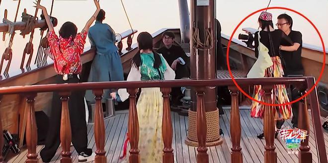 Địch Lệ Nhiệt Ba bị b&oacute;c giả tạo tr&ecirc;n show Hoa tỷ đệ: L&agrave;m m&agrave;u cướp s&oacute;ng đến mức k&eacute;m duy&ecirc;n, b&agrave;y tr&ograve; giả ng&acirc;y thơ trước ống k&iacute;nh - Ảnh 3.