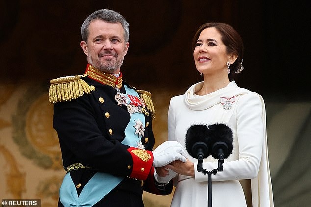 Khoảnh khắc xúc động trào dâng đi vào lịch sử: Nhà Vua và Vương hậu Đan Mạch có cử chỉ ngọt ngào trên ban công cung điện trước triệu người - Ảnh 10.