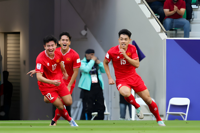 日本チームの大富豪スターたちは、ベトナムチームの対戦を見て驚き、称賛の声をあげた - 写真 2。