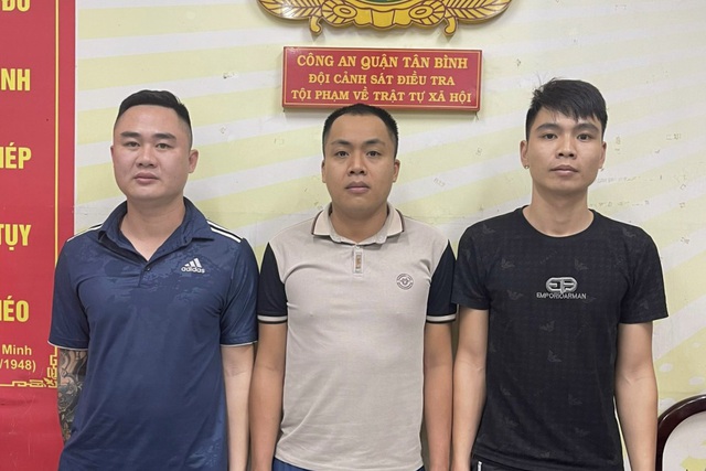 TP HCM: Bắt nh&oacute;m n&eacute;m trứng thối, b&ecirc;u xấu 1 phụ nữ - Ảnh 1.