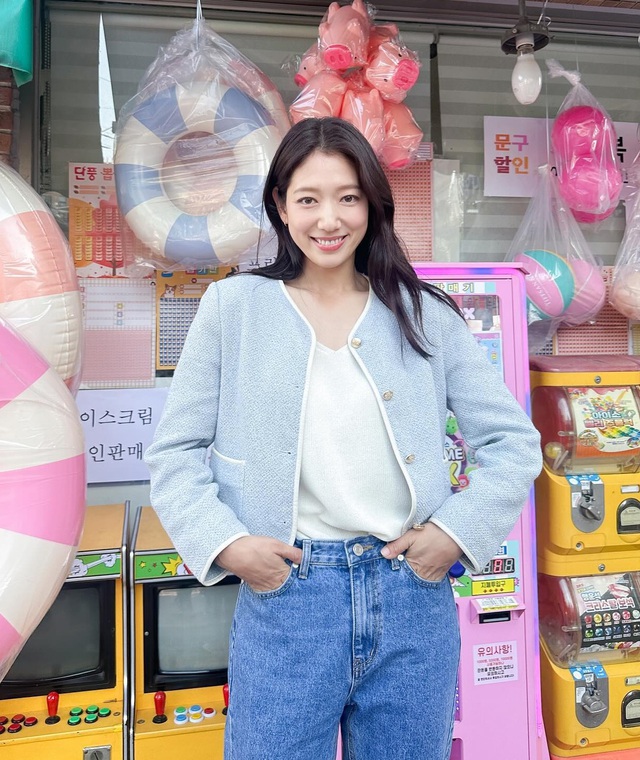 View - Bộ sưu tập áo khoác đẹp mê của Park Shin Hye: Toàn kiểu sang trọng và trẻ trung, phù hợp với tuổi ngoài 30