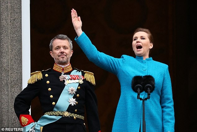 Khoảnh khắc xúc động trào dâng đi vào lịch sử: Nhà Vua và Vương hậu Đan Mạch có cử chỉ ngọt ngào trên ban công cung điện trước triệu người - Ảnh 1.
