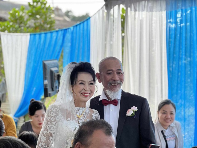 Gặp lại tình đầu sau 40 năm xa cách, chú rể U70 bay từ Mỹ về Việt Nam làm đám cưới linh đình - Ảnh 5.
