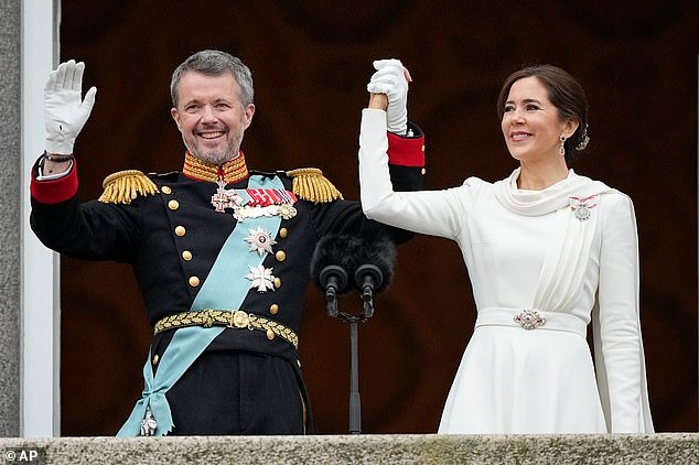 Khoảnh khắc xúc động trào dâng đi vào lịch sử: Nhà Vua và Vương hậu Đan Mạch có cử chỉ ngọt ngào trên ban công cung điện trước triệu người - Ảnh 9.