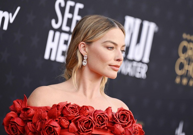 Thảm đỏ Critics Choice Awards: Margot Robbie rực rỡ đọ sắc cặp mẹ con “hack tuổi”, tài tử Iron Man dẫn đầu dàn sao Marvel - Ảnh 4.