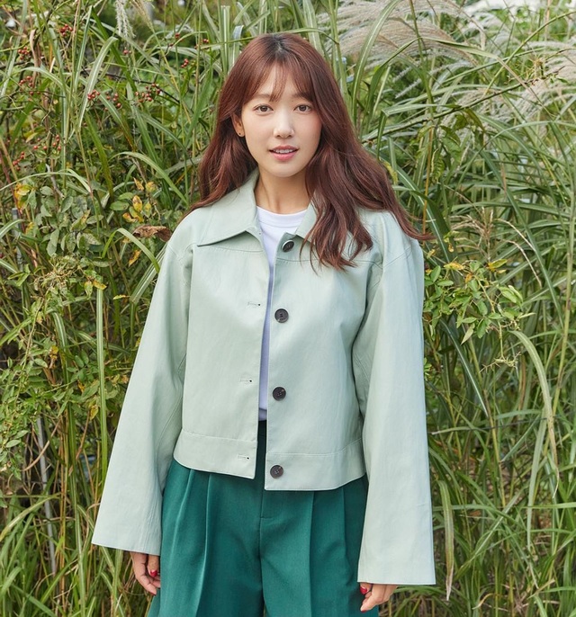 Bộ sưu tập áo khoác đẹp mê của Park Shin Hye: Toàn kiểu sang trọng và trẻ trung, phù hợp với tuổi ngoài 30 - Ảnh 8.