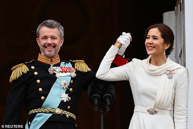 Khoảnh khắc xúc động trào dâng đi vào lịch sử: Nhà Vua và Vương hậu Đan Mạch có cử chỉ ngọt ngào trên ban công cung điện trước triệu người - Ảnh 8.