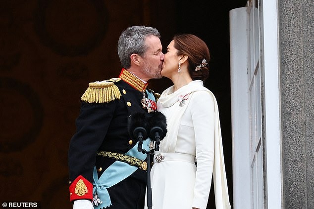 Khoảnh khắc xúc động trào dâng đi vào lịch sử: Nhà Vua và Vương hậu Đan Mạch có cử chỉ ngọt ngào trên ban công cung điện trước triệu người - Ảnh 7.