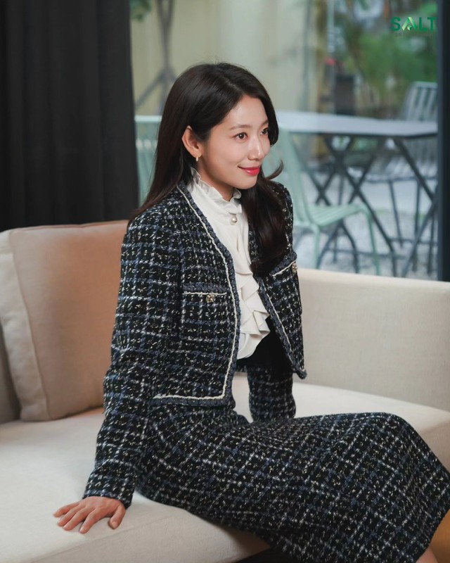 Bộ sưu tập áo khoác đẹp mê của Park Shin Hye: Toàn kiểu sang trọng và trẻ trung, phù hợp với tuổi ngoài 30 - Ảnh 6.