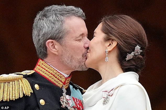 Khoảnh khắc xúc động trào dâng đi vào lịch sử: Nhà Vua và Vương hậu Đan Mạch có cử chỉ ngọt ngào trên ban công cung điện trước triệu người - Ảnh 6.