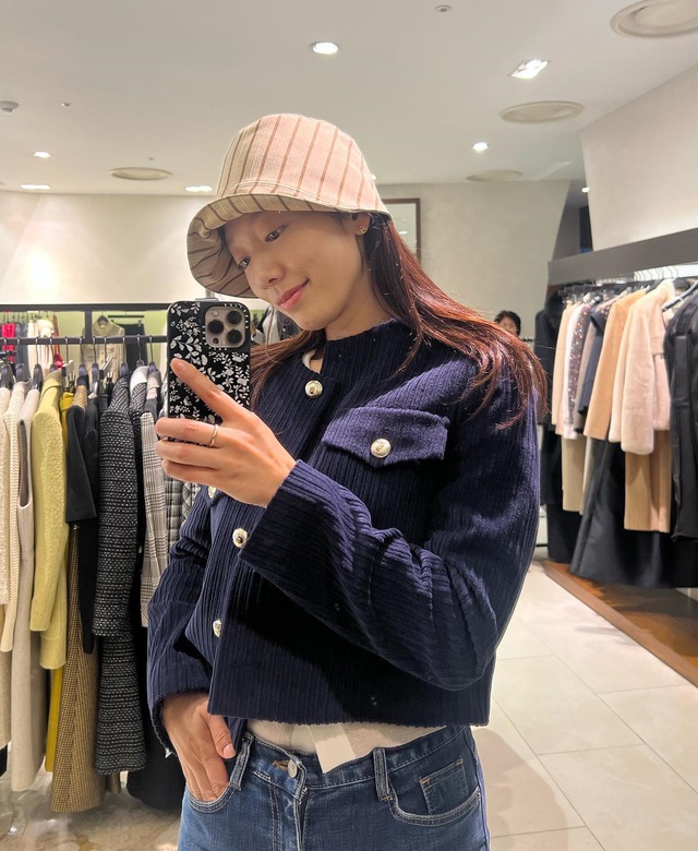 View - Bộ sưu tập áo khoác đẹp mê của Park Shin Hye: Toàn kiểu sang trọng và trẻ trung, phù hợp với tuổi ngoài 30