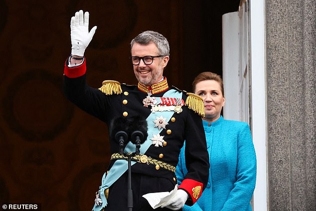 Khoảnh khắc xúc động trào dâng đi vào lịch sử: Nhà Vua và Vương hậu Đan Mạch có cử chỉ ngọt ngào trên ban công cung điện trước triệu người - Ảnh 2.