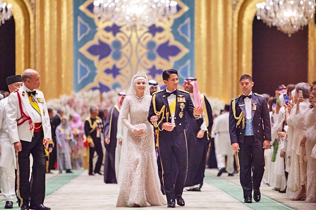 Tiệc cưới Hoàng tử Brunei: Cặp đôi trao nhau ánh nhìn ngọt ngào, loạt chi tiết thể hiện đẳng cấp của gia đình 30 tỷ USD