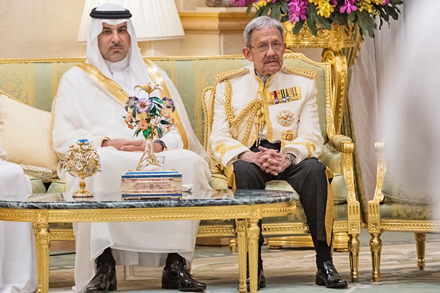 Tiệc cưới Hoàng tử Brunei: Cặp đôi trao nhau ánh mắt cực ngọt, loạt chi tiết thể hiện đẳng cấp gia tộc 30 tỷ đô - Ảnh 8.
