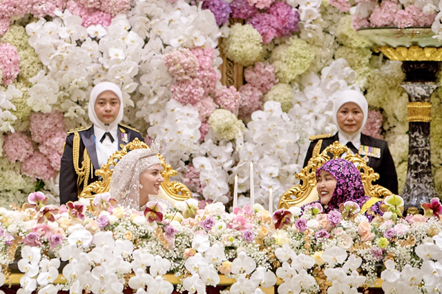 Tiệc cưới Hoàng tử Brunei: Cặp đôi trao nhau ánh mắt cực ngọt, loạt chi tiết thể hiện đẳng cấp gia tộc 30 tỷ đô - Ảnh 6.