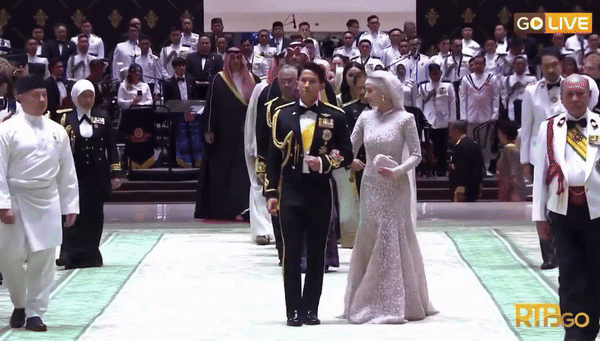 Tiệc Hoàng gia hậu đám cưới Hoàng tử Brunei: Nàng dâu mới đẹp lộng lẫy trong chiếc váy thu hút mọi ánh nhìn - Ảnh 4.