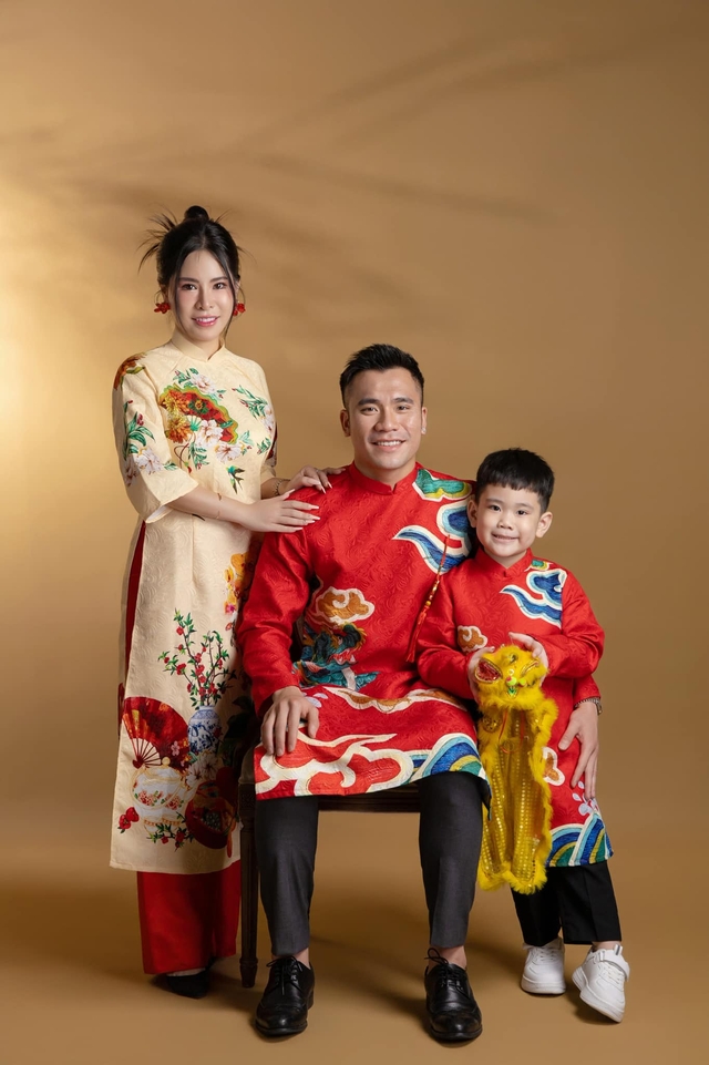 Trung vệ U23 Việt Nam khoe ảnh áo dài cùng con trai và bạn gái, 6 năm bên nhau nhưng vẫn chưa cưới - Ảnh 2.
