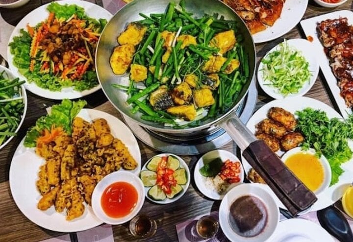 QUÁN CÁ SÔNG HÀ NỘI VỚI KHÔNG GIAN ẤM CÚNG VÀ THỰC ĐƠN PHONG PHÚ TỪ CÁ TƯƠI