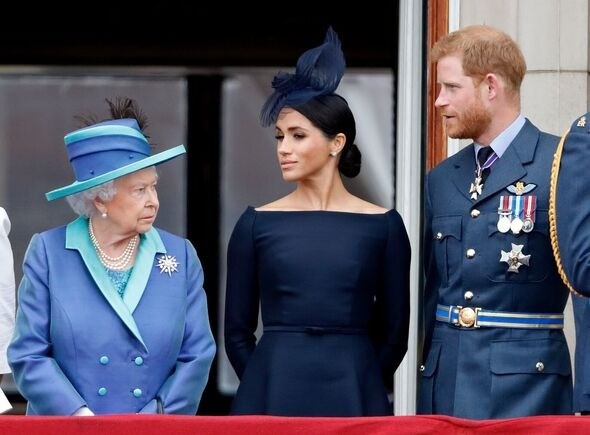 Harry - Meghan đã làm Nữ hoàng Elizabeth giận dữ - Ảnh 2.