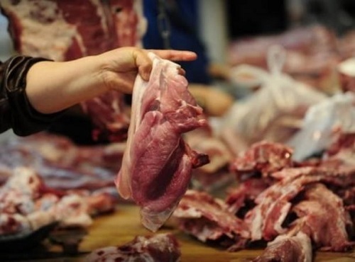 Rùng mình hình ảnh thịt lợn, thịt bò bẩn giá vài chục nghìn, bày tràn lan ngoài vỉa hè: Coi chừng nhiễm khuẩn, ung thư vì ham rẻ - Ảnh 3.