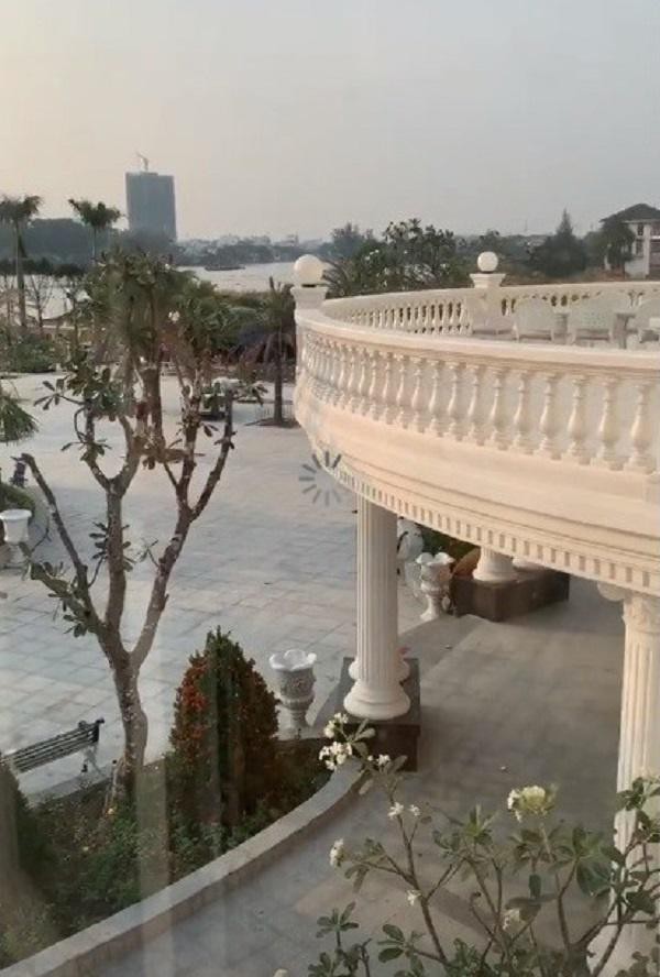 Đọ cơ ngơi nh&agrave; chồng d&agrave;n phu nh&acirc;n Vbiz: Người ở trong cung điện d&aacute;t v&agrave;ng, 1 biệt thự khủng l&ecirc;n s&oacute;ng truyền h&igrave;nh H&agrave;n Quốc - Ảnh 4.
