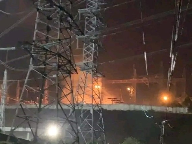 Ch&aacute;y lớn tại trạm biến &aacute;p 500kV nối trực tiếp với thủy điện H&ograve;a B&igrave;nh - Ảnh 1.