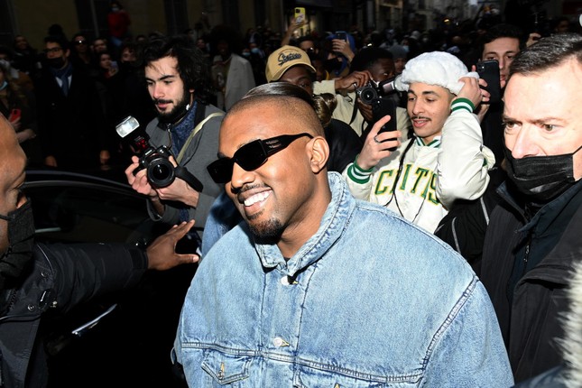 Kanye West gây sốc khi nhổ hết răng thật - Ảnh 2.